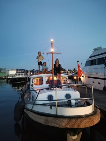 Frau mit zwei Kinder auf Schiff