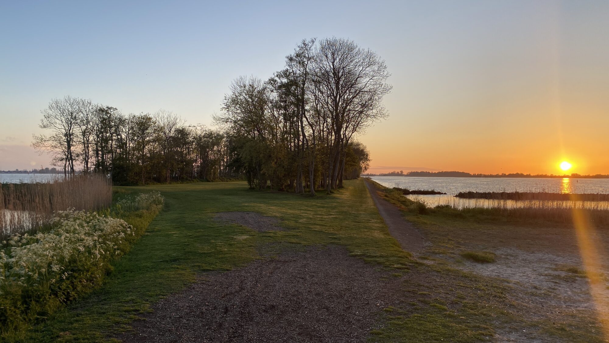 Landzunge mit Sonnenuntergang