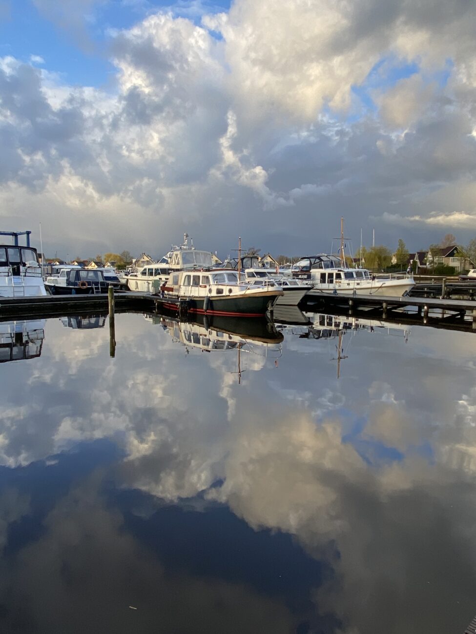 Hafen Wolken spiegeln sich im Wasser