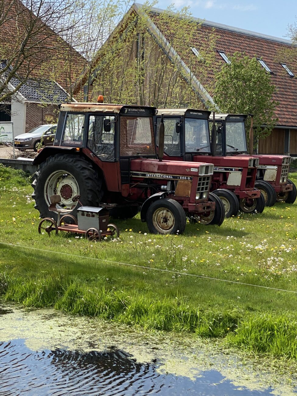 Kleiner Tracktor vor grossem Tracktor