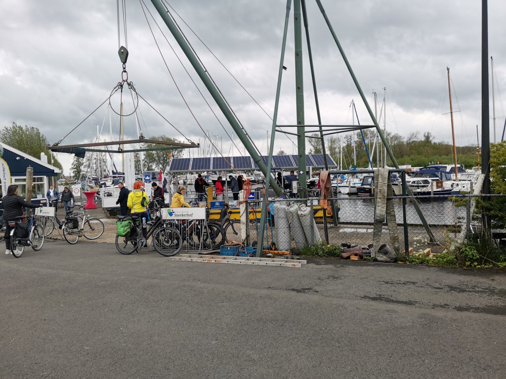 Fahradfahrer am Hafen