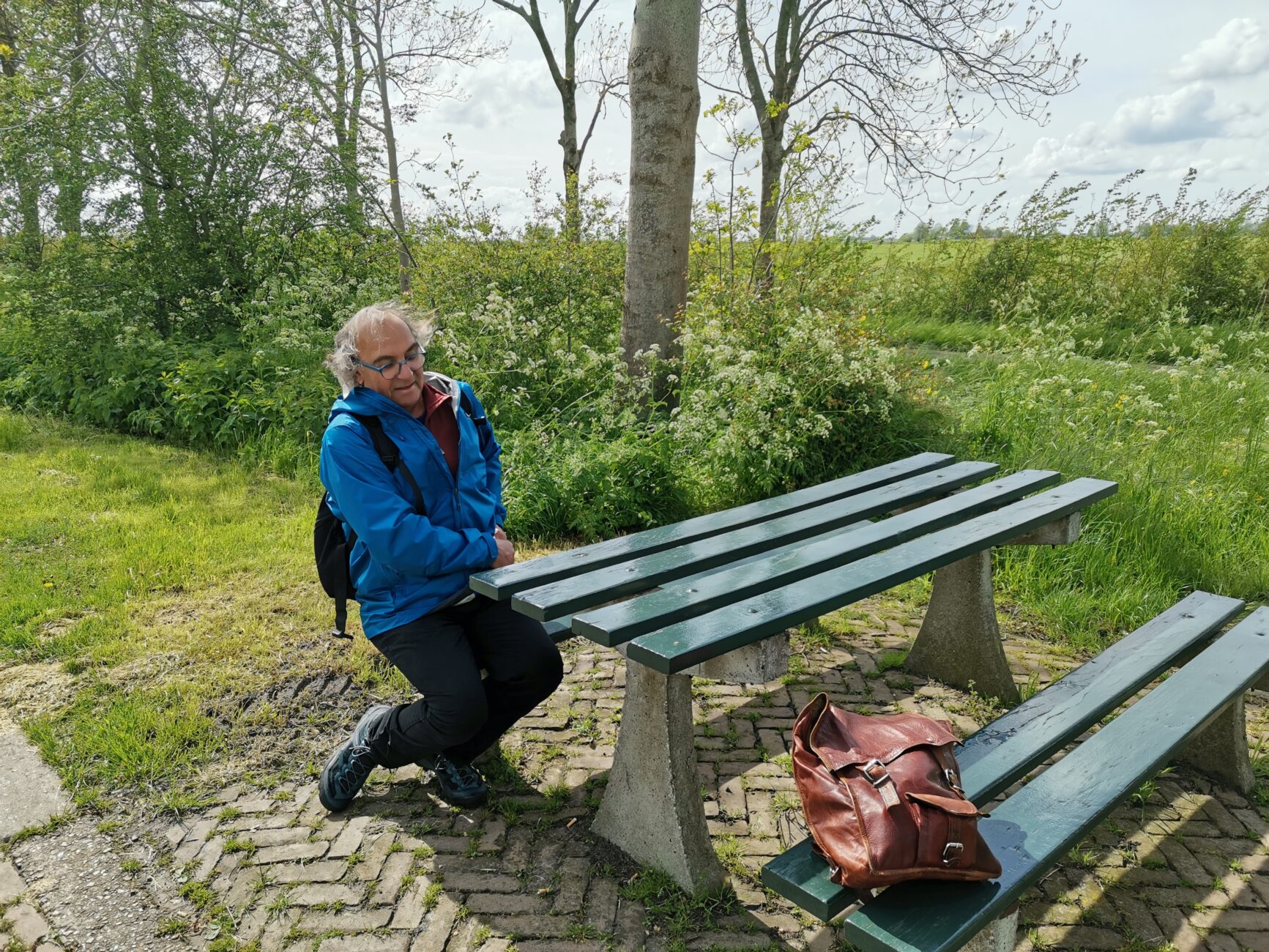 Mann auf Bank an Tisch