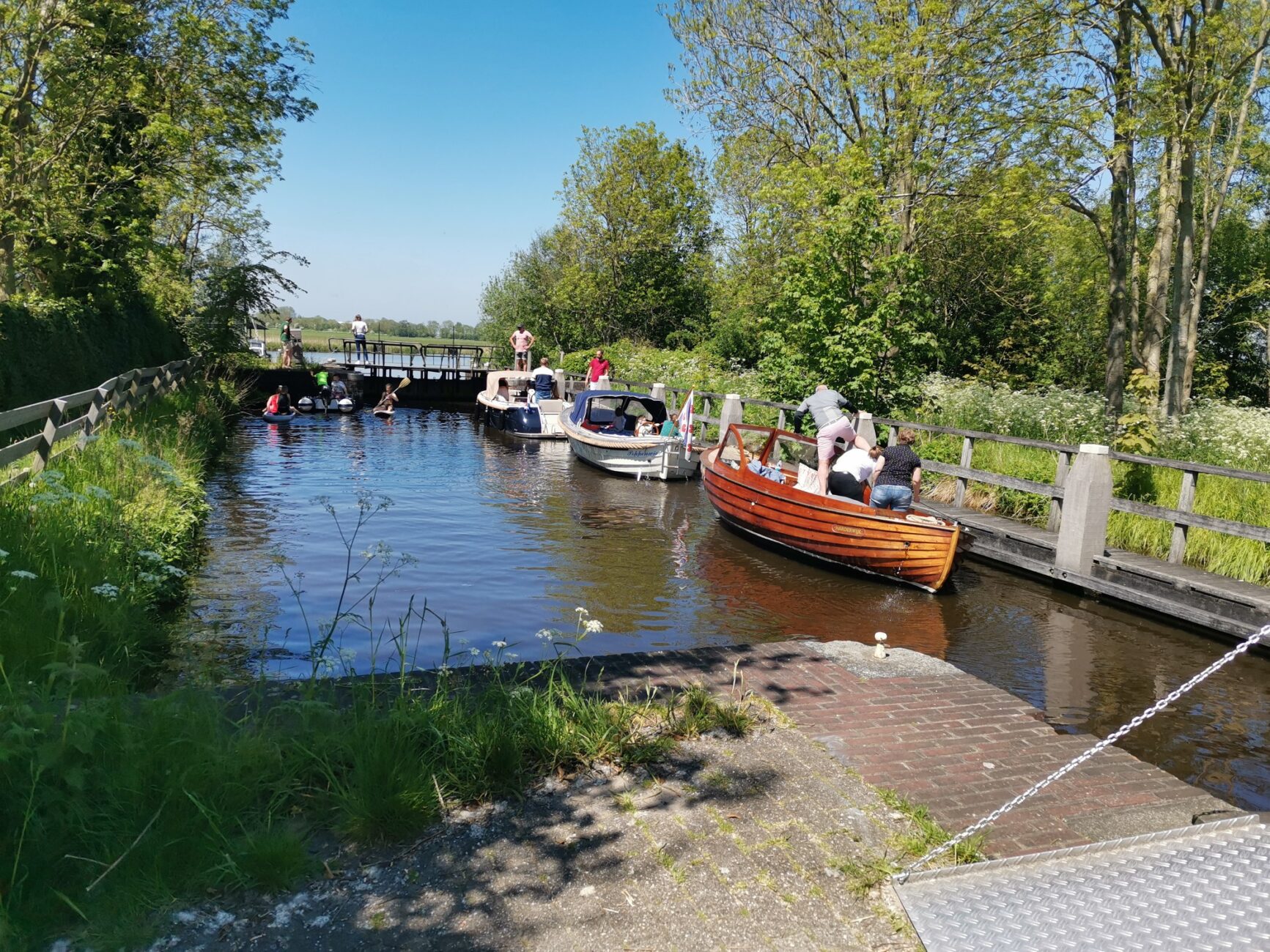 Kleine Boote in Schleuse