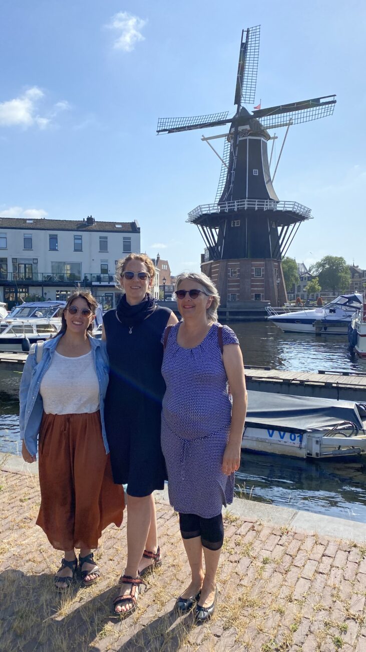 Drei Frauen stehen vor Mühle