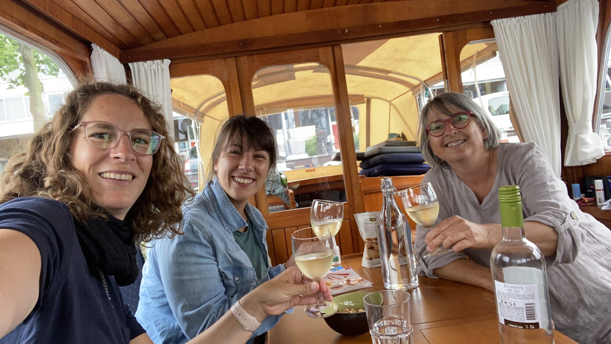 Drei Frauen trinken Weisswein