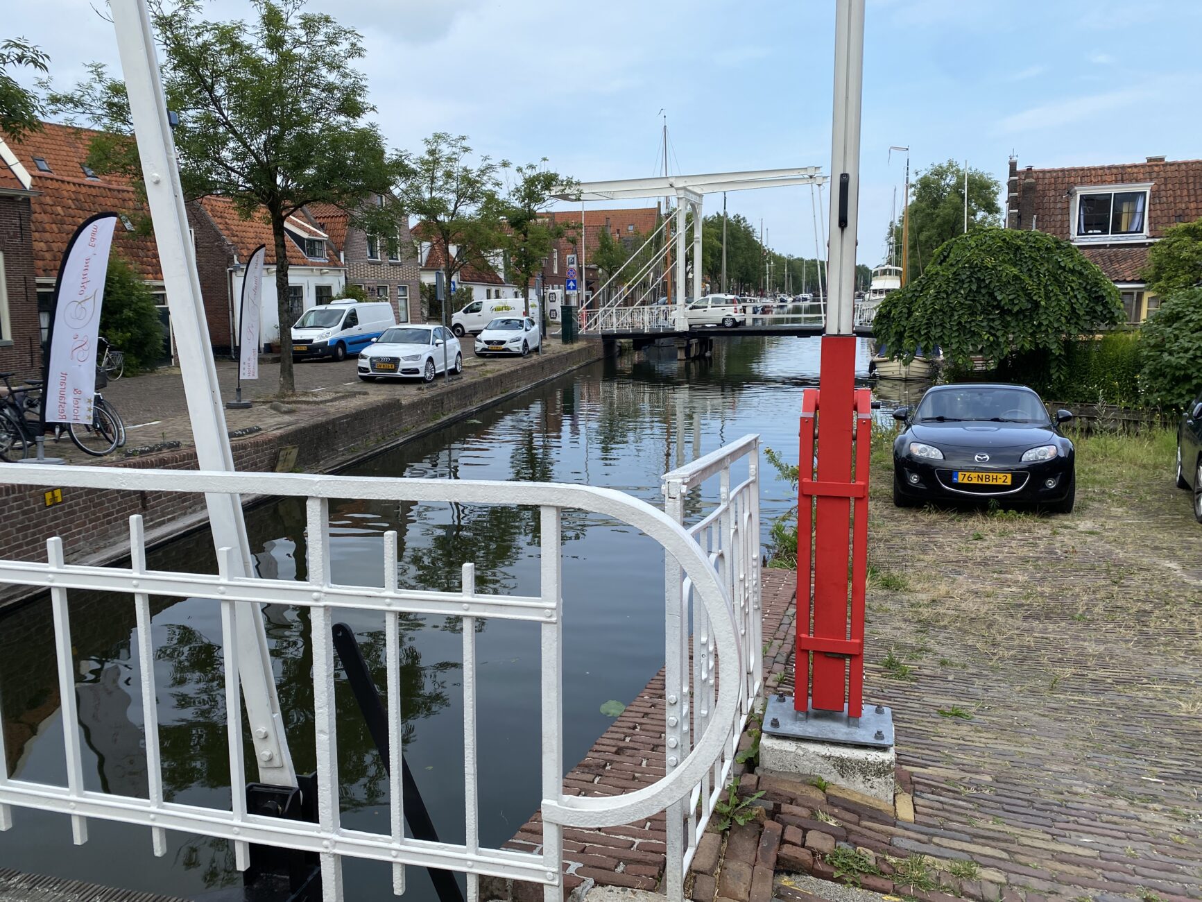 Blick von Brücke auf kleinen Kanal