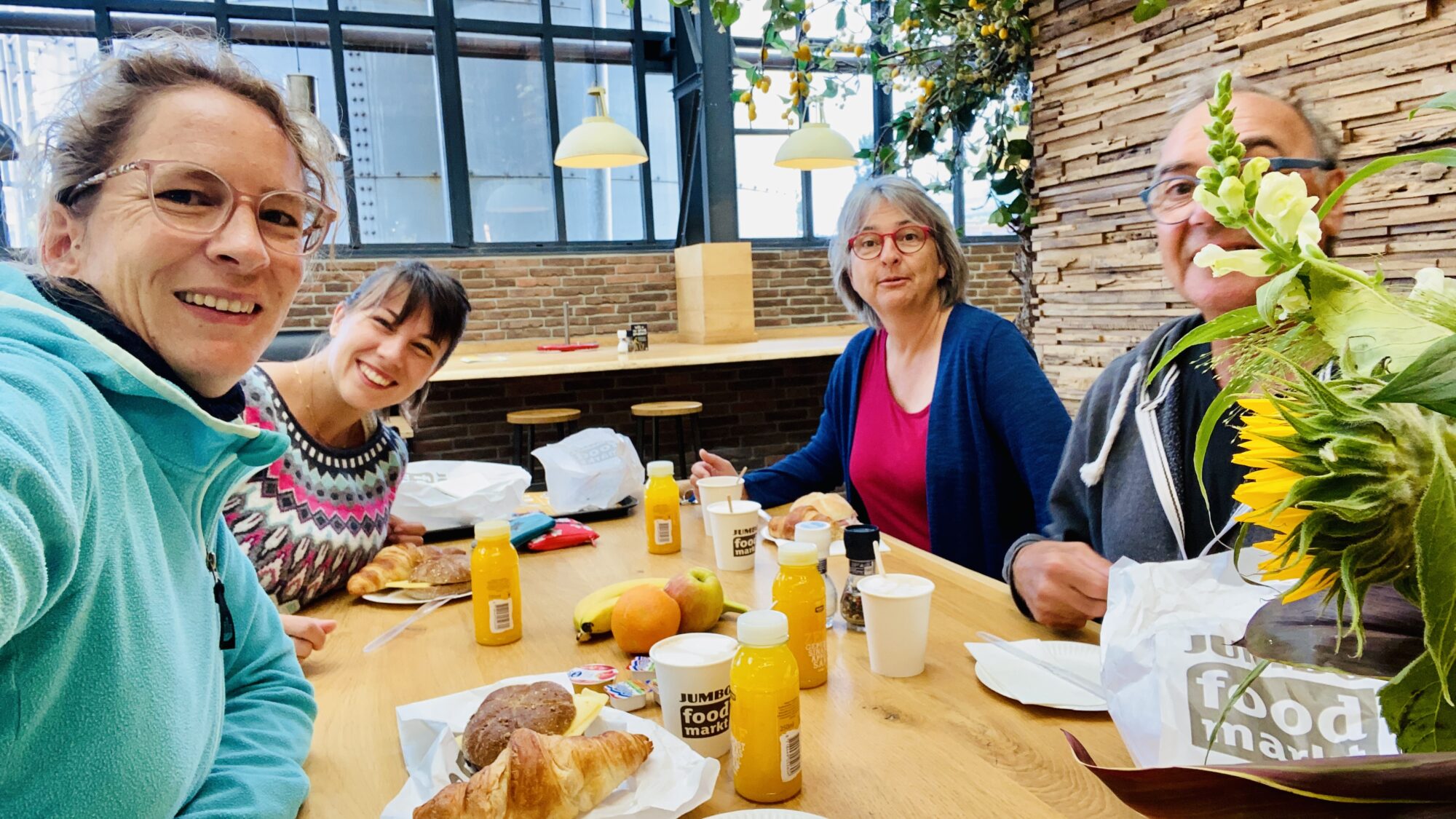 Eine Gruppe sitzt beim Frühstück