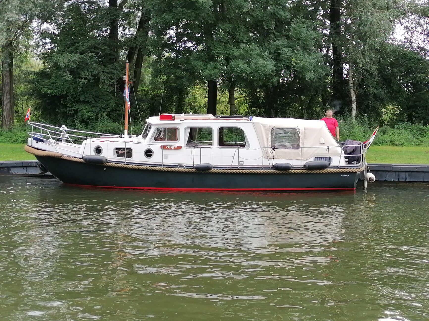 kleines Schiff an Ufer