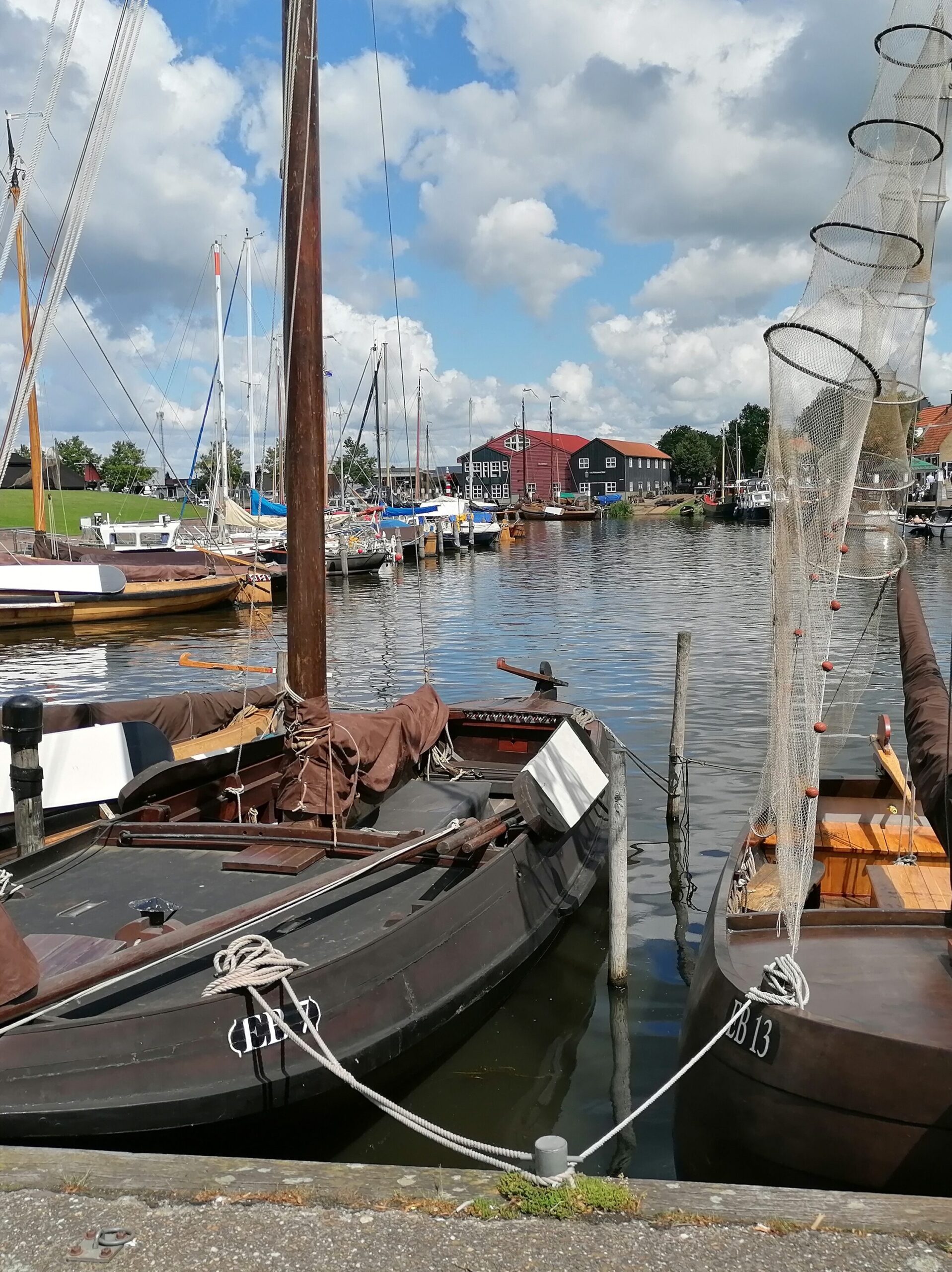 Hafen mit alten Schiffen