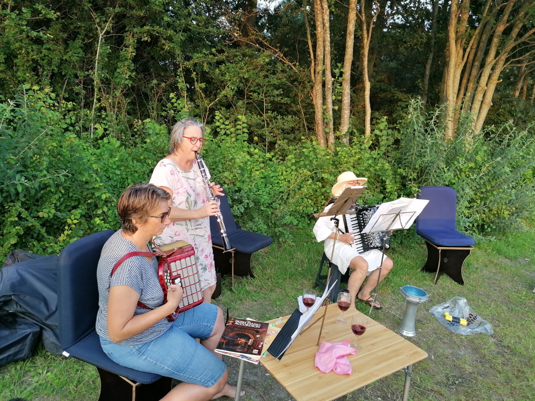 Drei Frauen am musizieren 1 Klarinette 2 Akkordeon