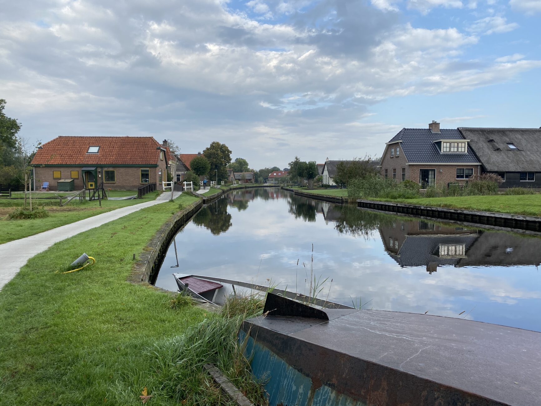 Fluss durch ländliche Gegend