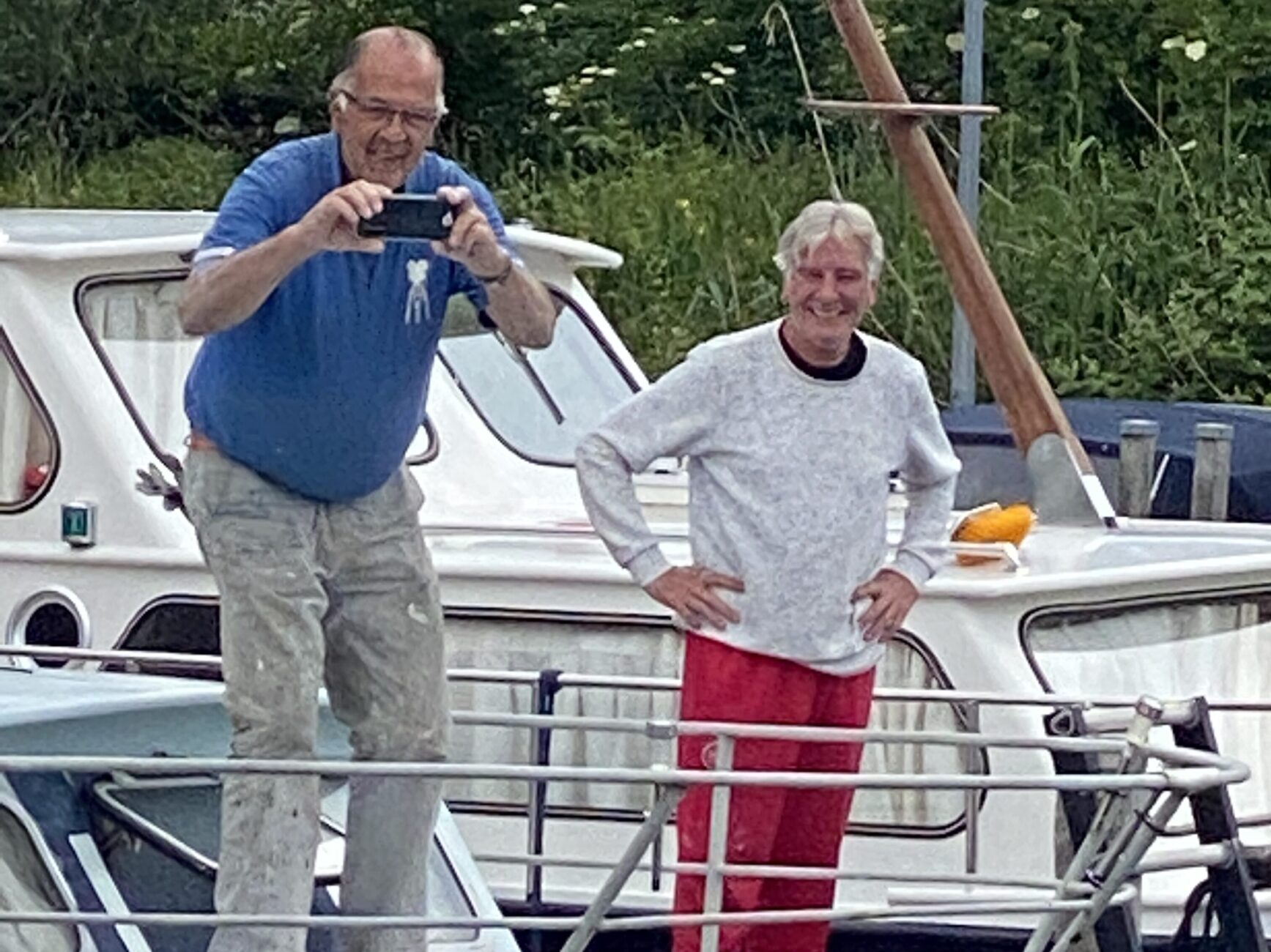 Zwei Männer stehen auf Boot einer fotografiert